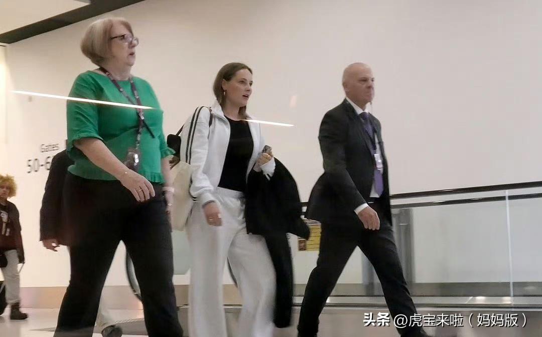 一家三口有说有笑去看病了！哈康王储缩短日本的访问行程，王储也紧急回国，据说是梅特