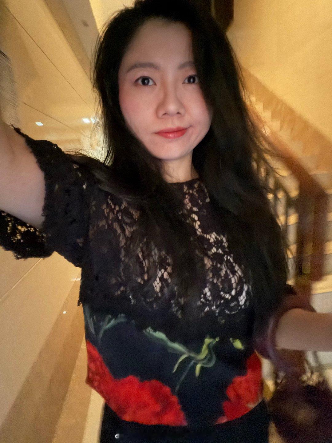 眼角出褶子啦又该注射肉毒啦[笑cry][笑cry][笑cry]最近在思考填充的事