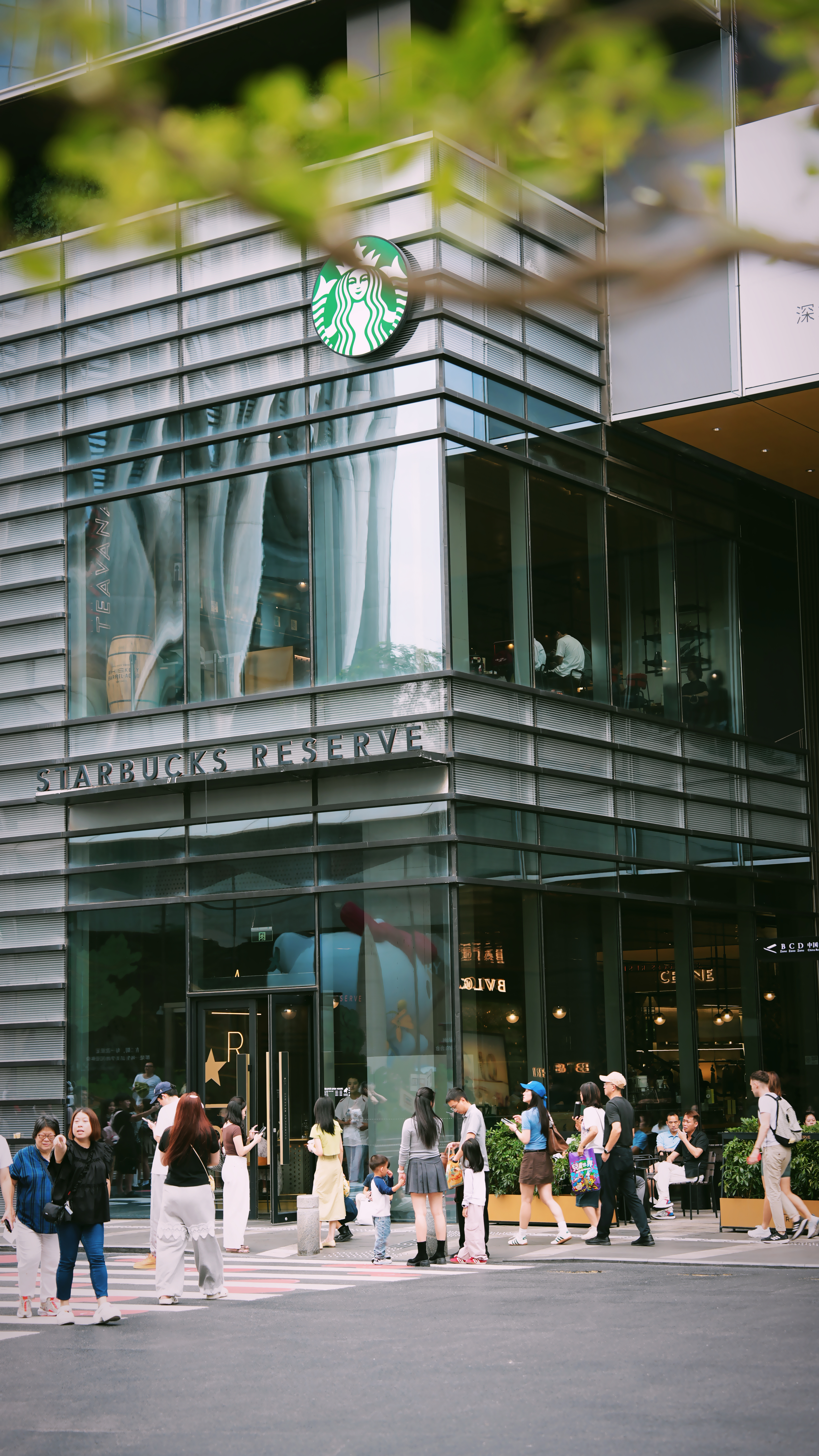 打卡一下这家新开规格很高的星巴克，环境一流，顺带逛逛这边的影展，里面的照片，大概