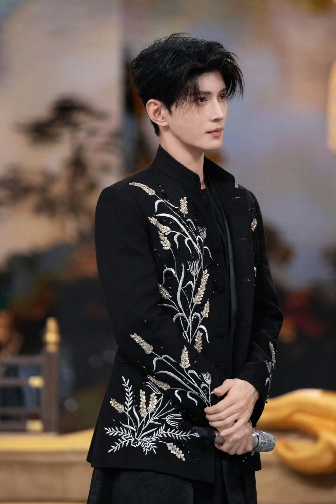 何炅说只想看徐正溪跳舞 你好星期六 徐正溪跳舞自带笑点，一本正经摆pose却四肢