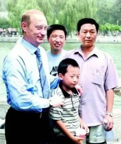 2000年，弗拉基米尔·普京首次以俄罗斯联邦总统身份访华，在北海公园与当时12岁