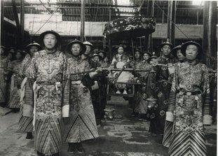 1868年，大太监安德海迎娶19岁京城名旦马赛花，百官庆贺，慈禧还赏赐白银100
