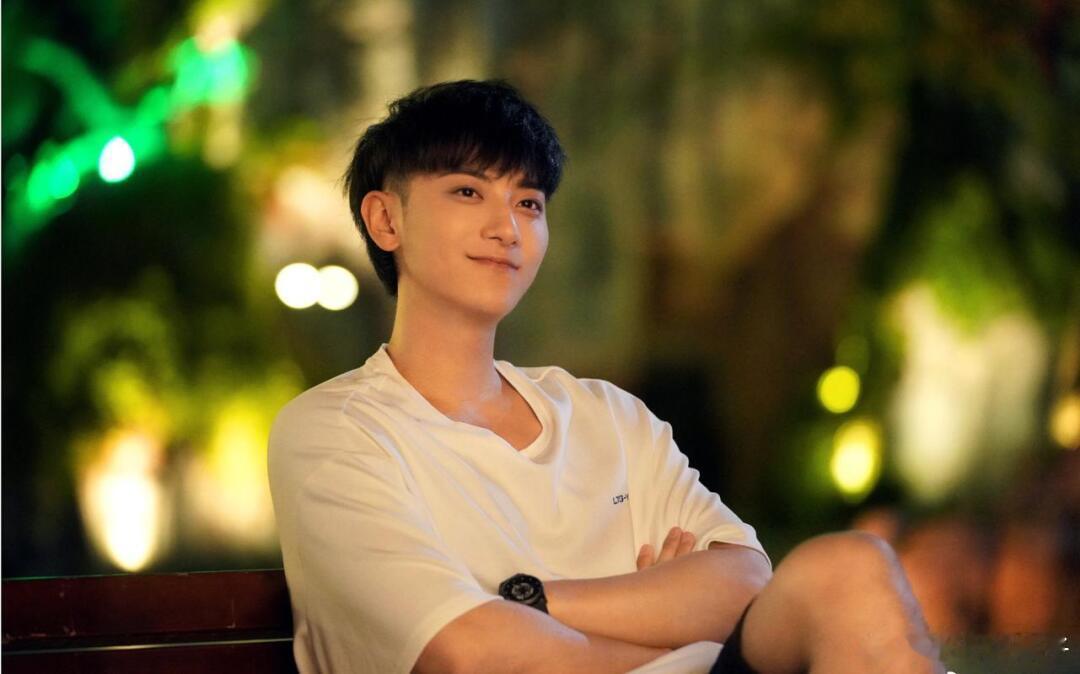 黄子韬送车事件 黄子韬直播送车被拒，坦然回应显格局黄子韬在直播中为粉丝带来了一场