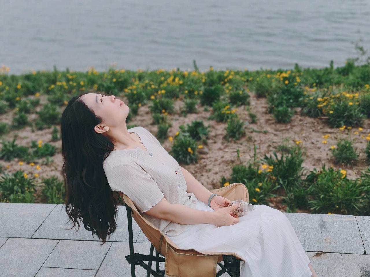 人和人都是互为镜子，你待我如何，我便待你如何。如果有天，我们疏远了，请不要说我变