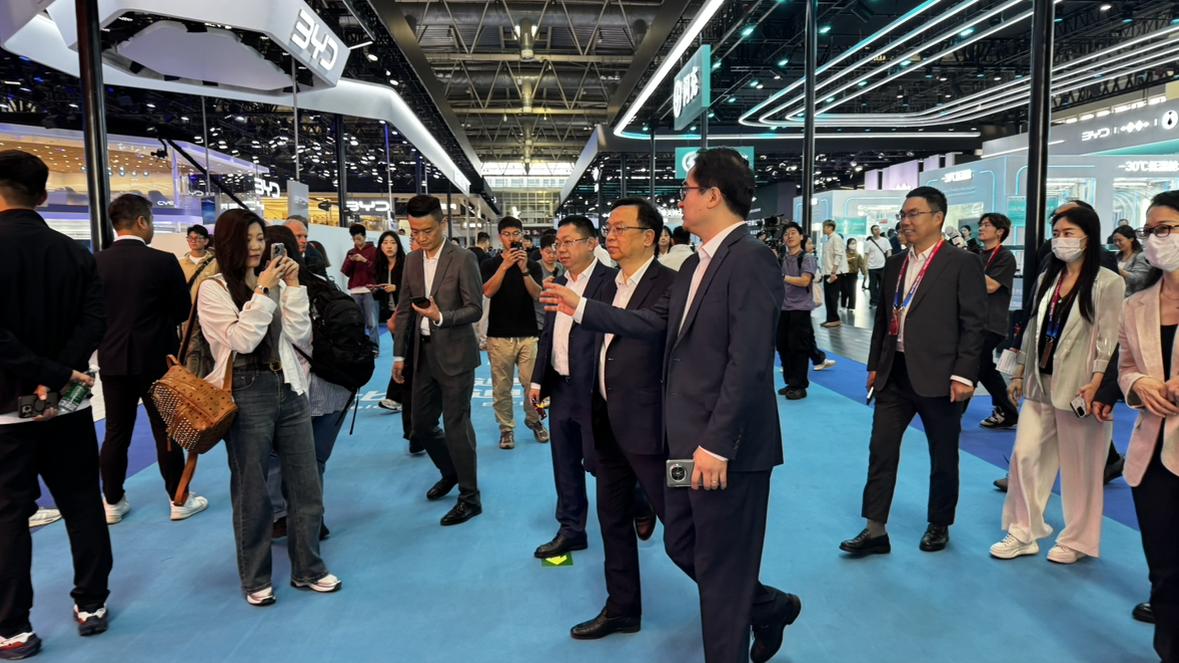 北京车展偶遇1号 王传福李云飞 [呲牙]比亚迪把闪充也搬到车展来了[呲牙][呲牙