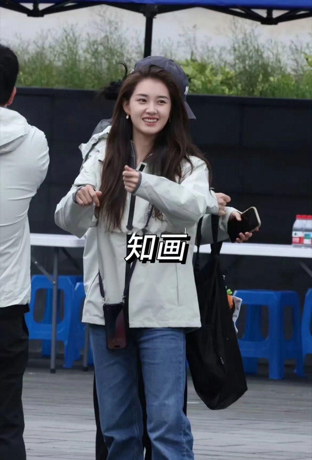 短国女顶流郭宇欣和演员徐若晗一起参加《玉簟秋》的开机仪式，郭宇欣的气质明显比不过