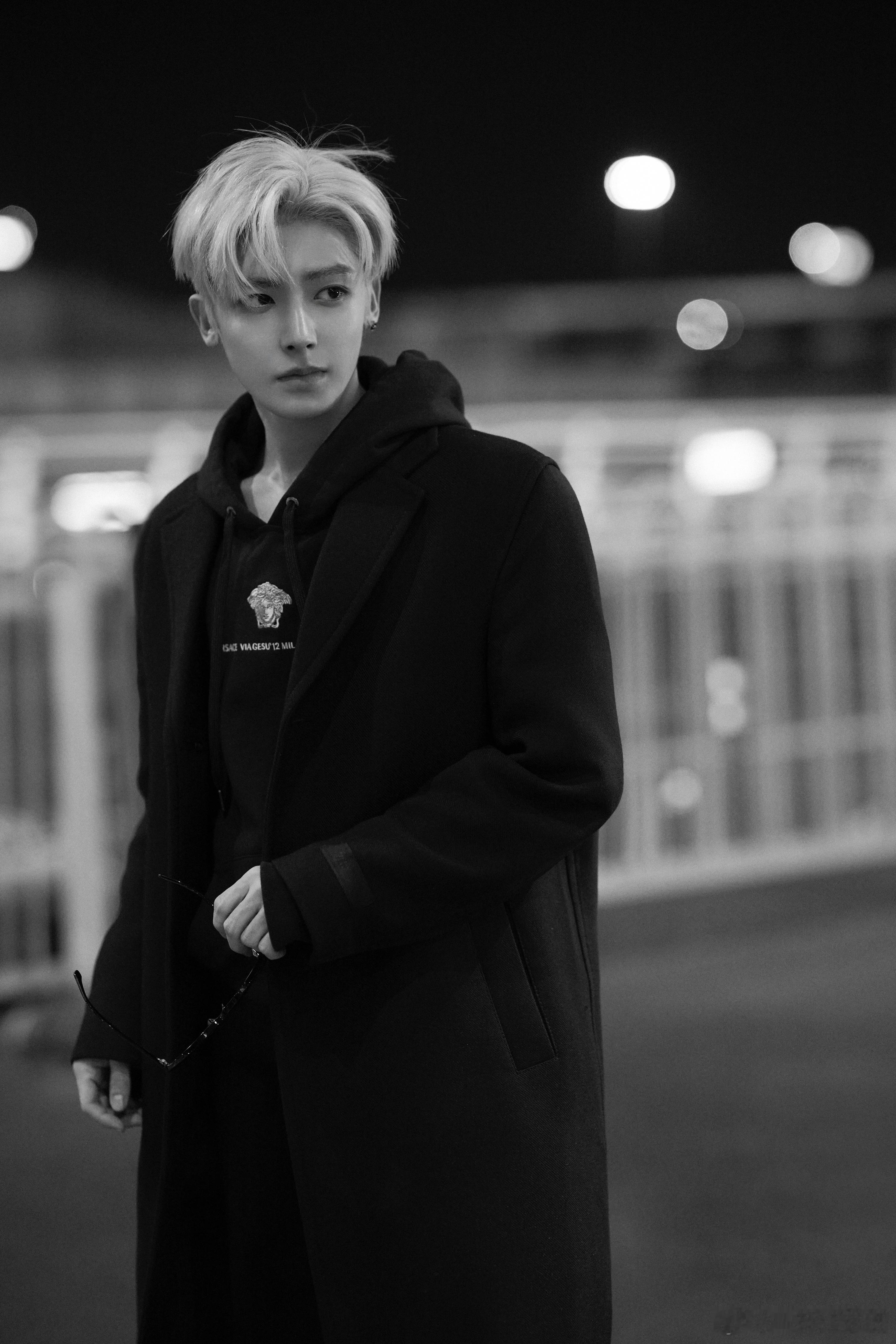 侯明昊 米兰时装周出发图！！银发的神！黑白那两张也好喜欢，特别高级[赞][赞] 