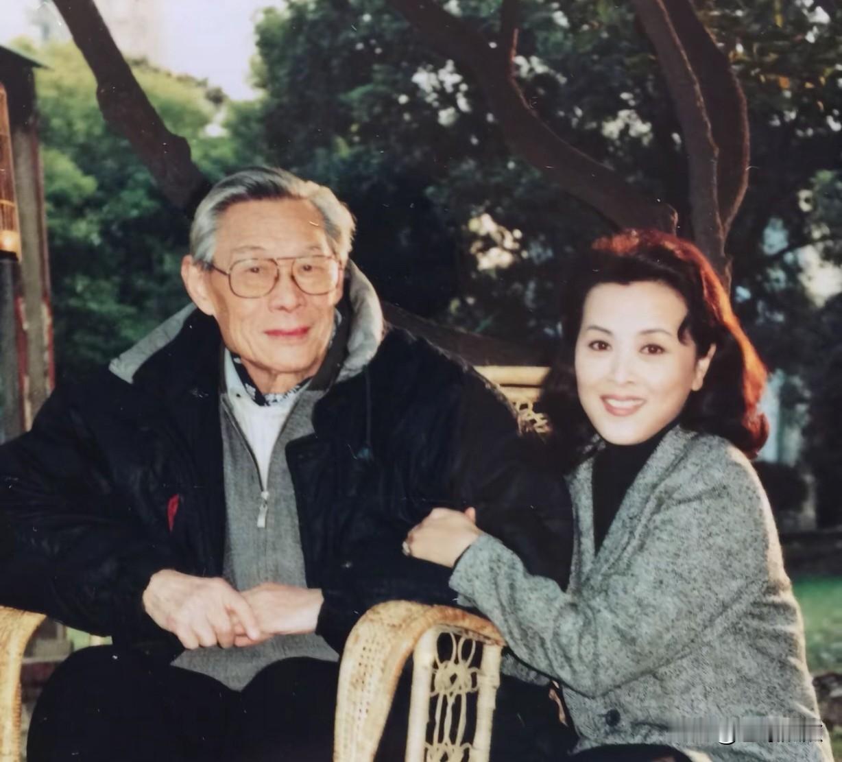 看过谢晋执导的经典影片《牧马人》的影迷，想必对这两位演员仍有印象吧？
他俩在片中