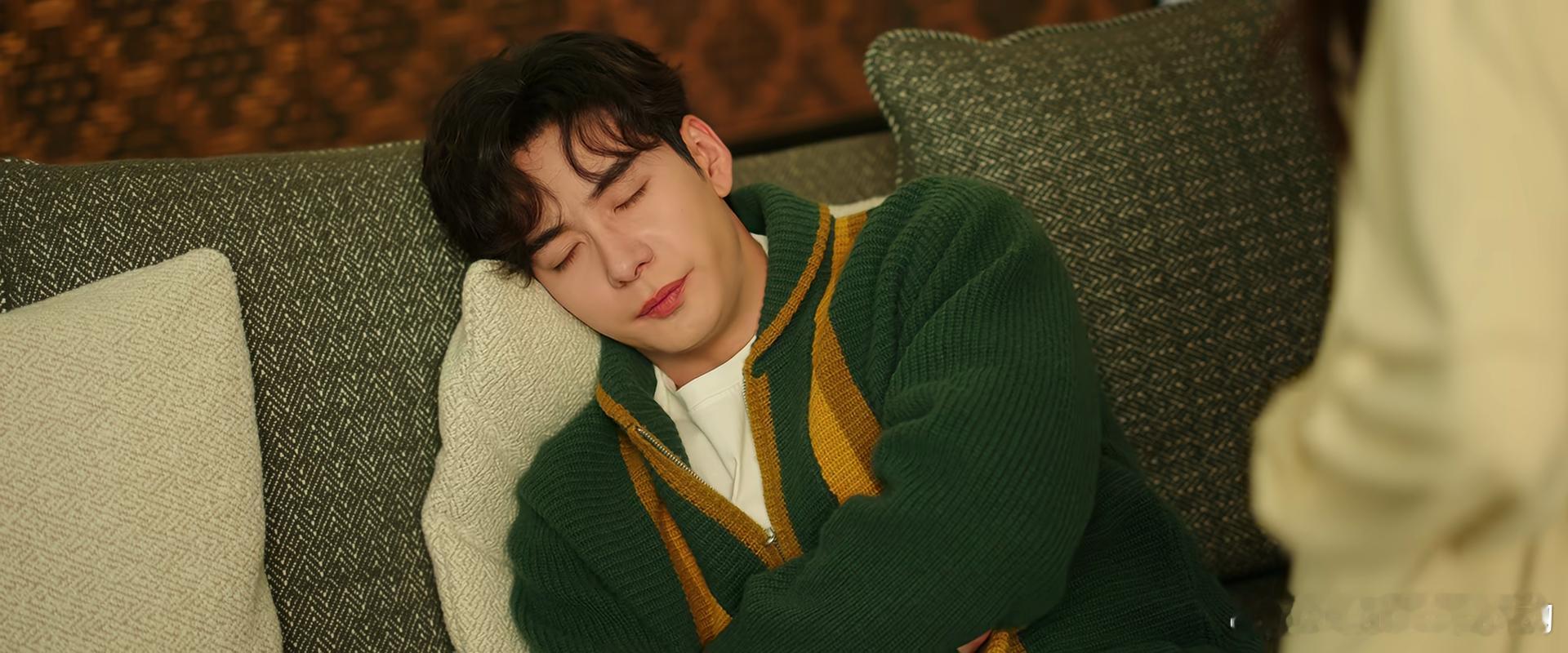 不想剧透，但是这个剧真的又甜又治愈又搞笑又神经的那种，特别下饭的一部剧，卷毛陈星