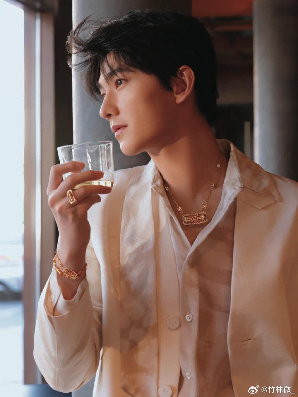 杨洋是真不拿我当外人杨洋这套大片也太杀了！睡衣慵懒松弛，西装贵气拉满，皮衣深V又