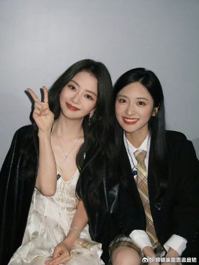 沈月给谭松韵送生日蛋糕沈月送谭松韵生日蛋糕沈月也太可爱了吧，记得给谭松韵送生日蛋