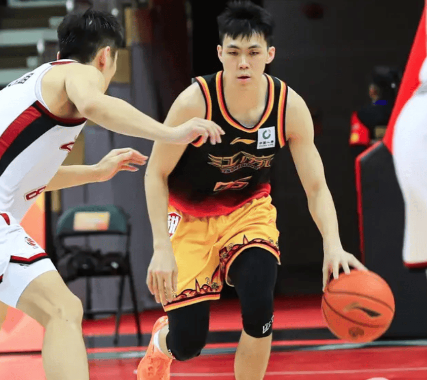 庞峥麟出战33分钟，14中6得到18分5助攻3失误