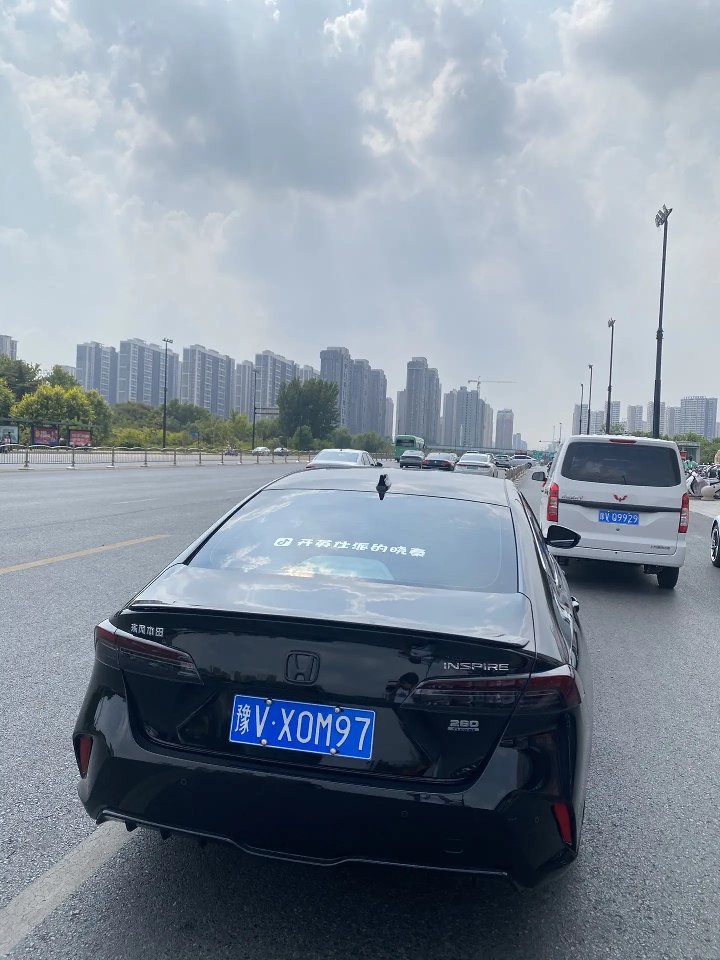 不得不说 这一代英仕派颜值这一块在同级别内没有对手 素车就非常帅了