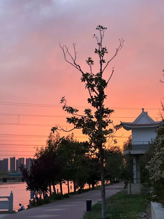 郑州！！4.15号傍晚的天空真的是绝美🥹！！