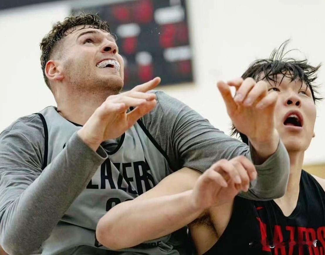 其实很多人都想错了！
休赛期开拓者在首轮第16顺位选中杨瀚森，紧接着买断了艾顿，