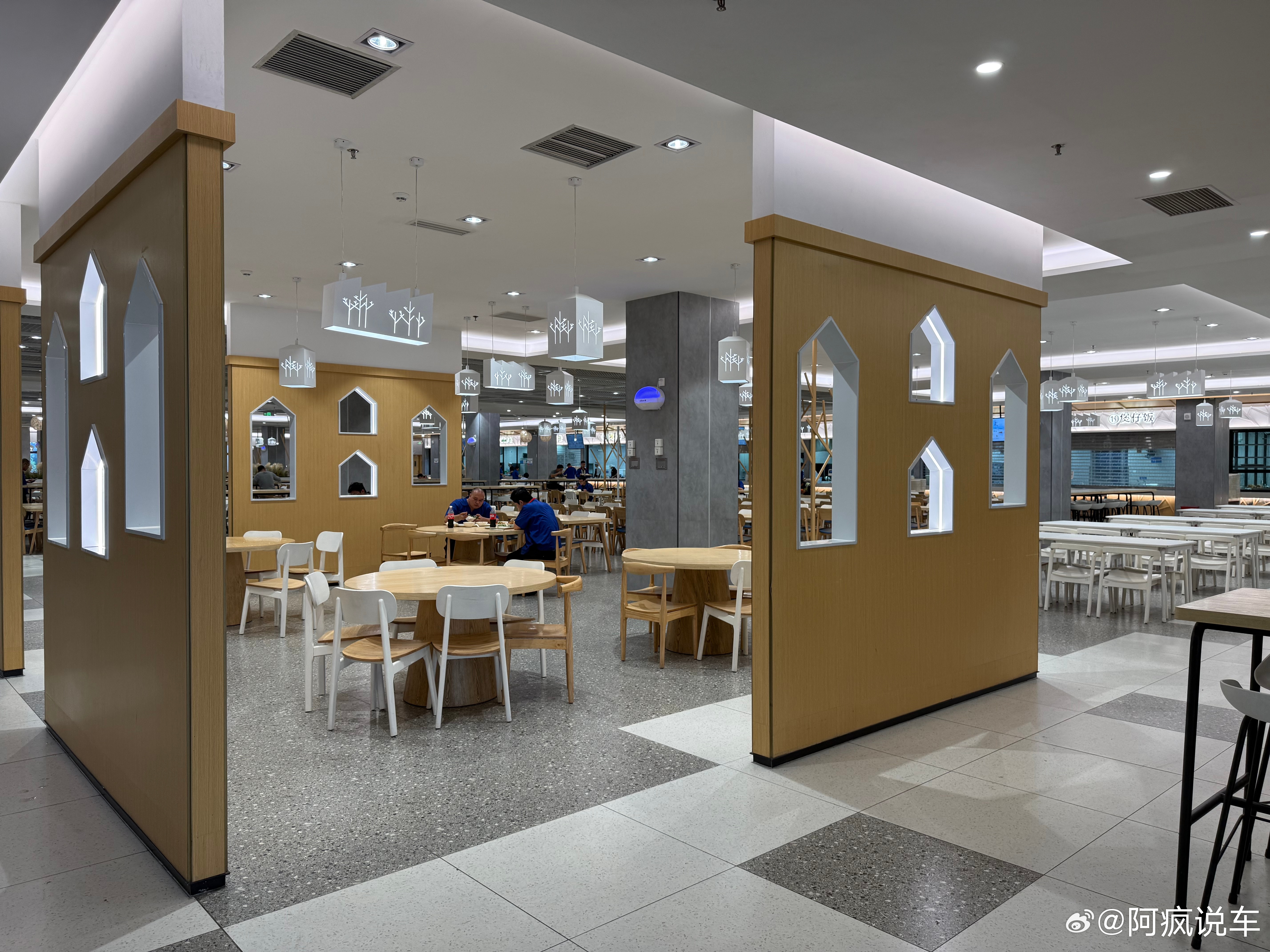 比亚迪扩招抢人才促发展。最近比亚迪在多个生产基地启动了春季大规模招聘，计划招募超