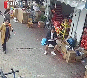 粮油店老板就坐在门口，大妈从他身后直接拎走了一桶油，还十分张扬的从他面前走过，老