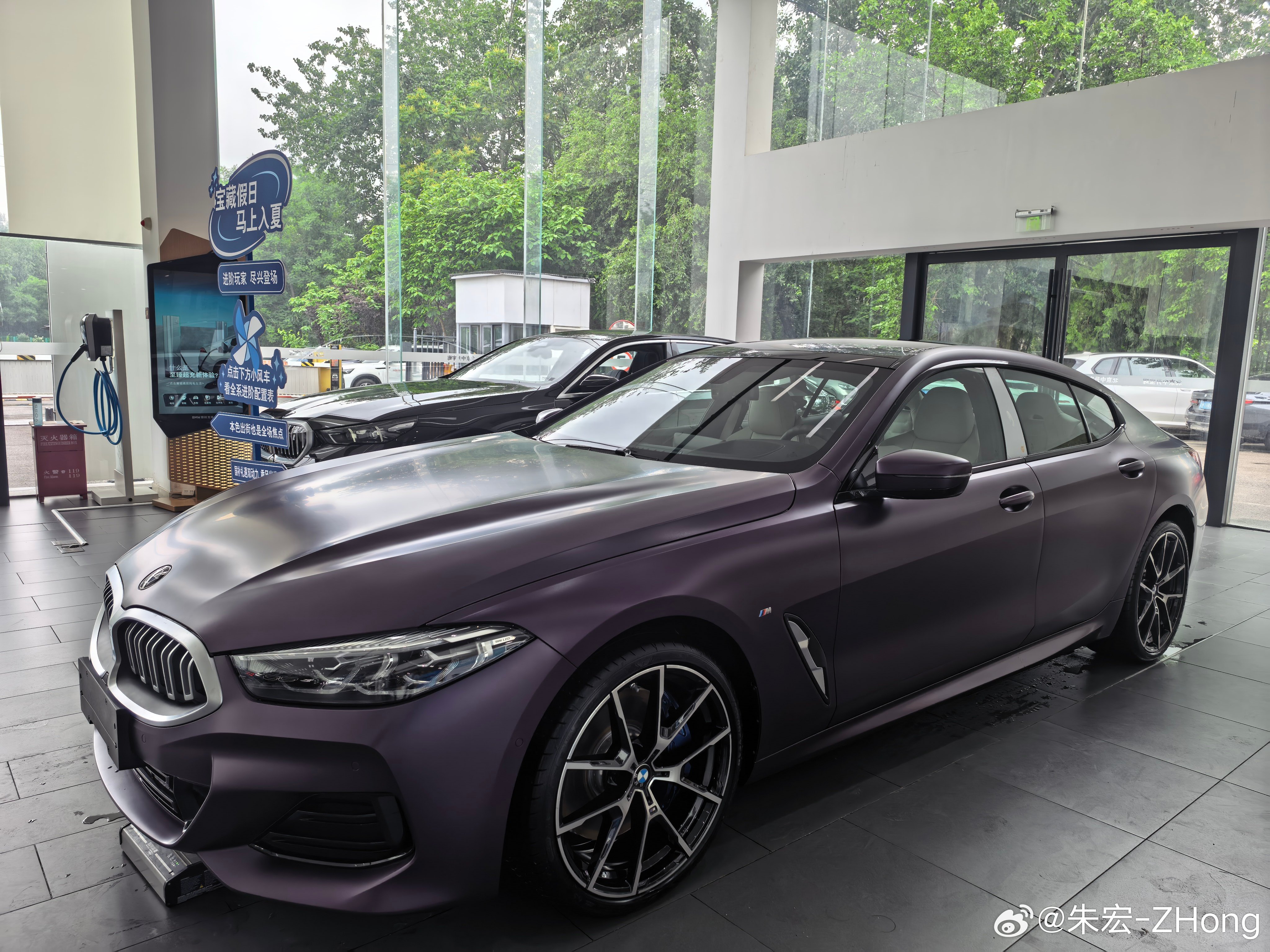 宝马 840i 四门 选装P9A-磨砂紫45000;4M个性化定制黑色钢琴漆内饰