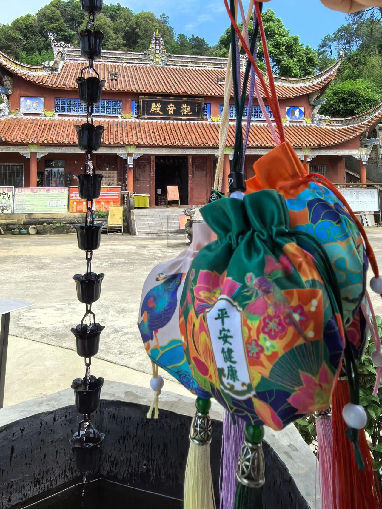 五月初五龙舟浮水，艾蒲插遍门楣，古老的端午习俗顺着风，吹进了寻常衣袂。

比起热