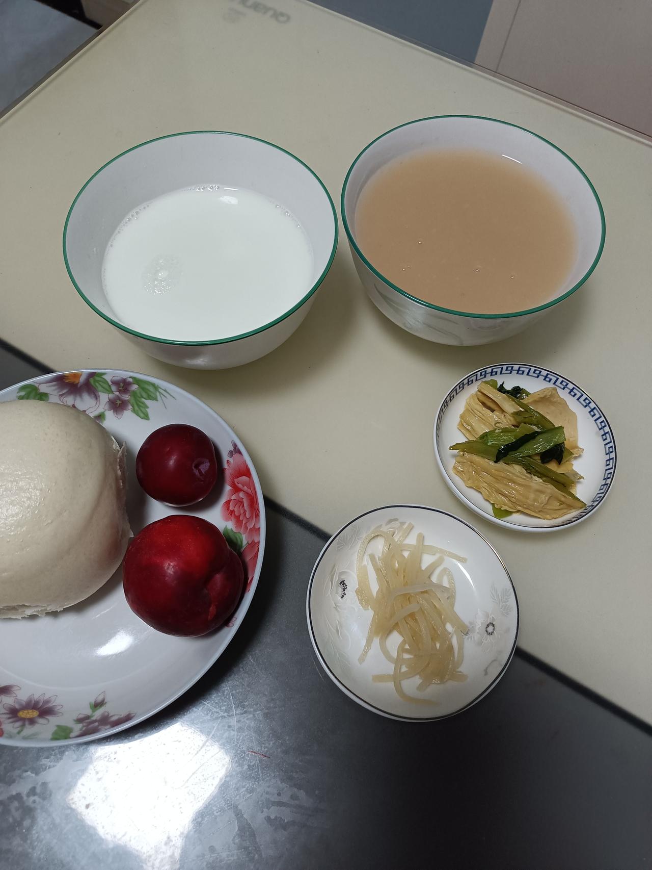 我今天的早餐：粥、牛奶、腐竹炒青菜、辣菜丝，还有馒头和水果。平平淡淡的生活，清清