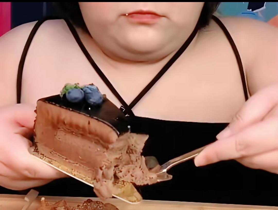 为了挣更多的钱，把命吃没了！可惜啊！
    这是曾经的网红潘晓婷吃播时，留下的