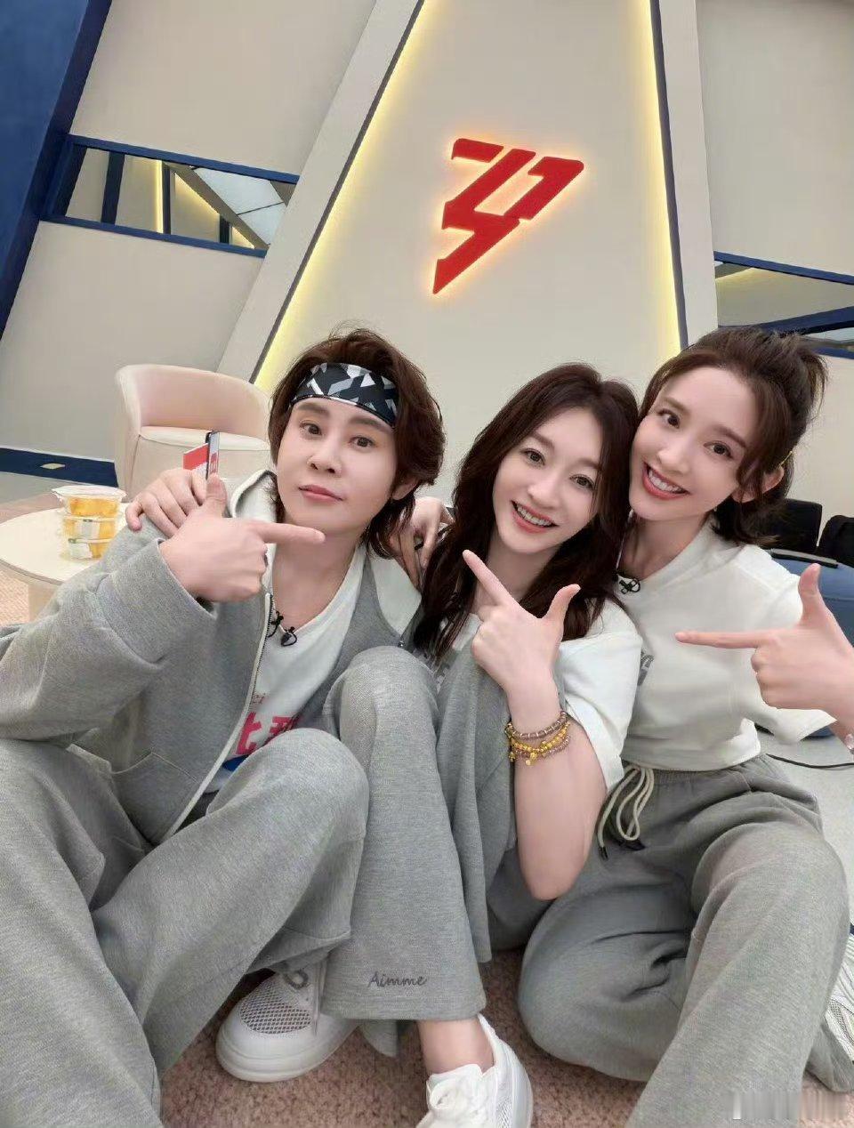 李小冉的乘风工位被姐姐们投喂堆满谁被乘风姐姐们的友情戳中了!李小冉累到发晕时，姐