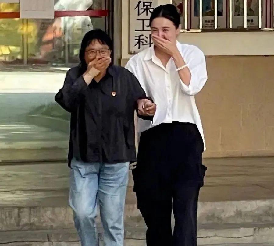 宋佳二封白玉兰视后，直接杀疯！


白玉兰现场，闫妮送木棉花，钟楚曦哭花妆，这排