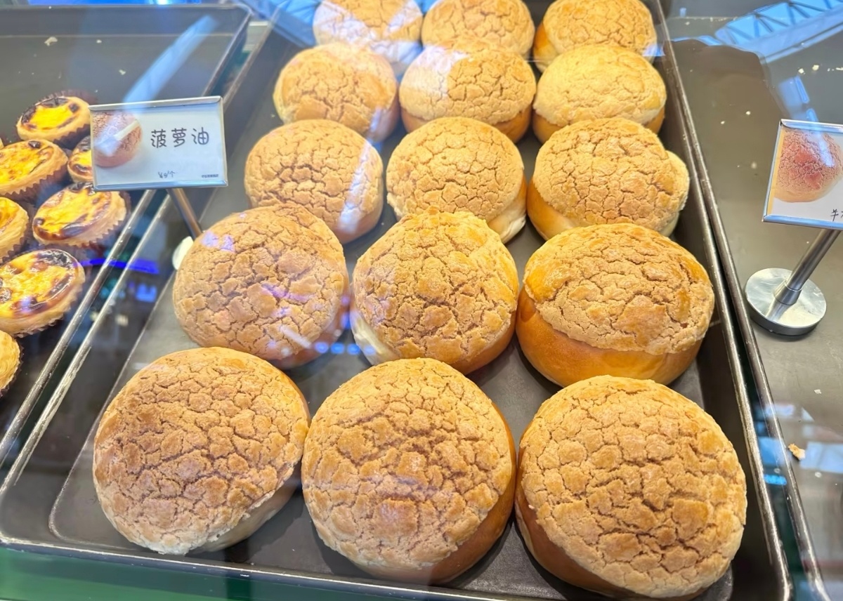 菠萝油我在广州随随便便吃的都还行不过印象最深是白天鹅饼屋的鲔鱼包我在大连吃的……