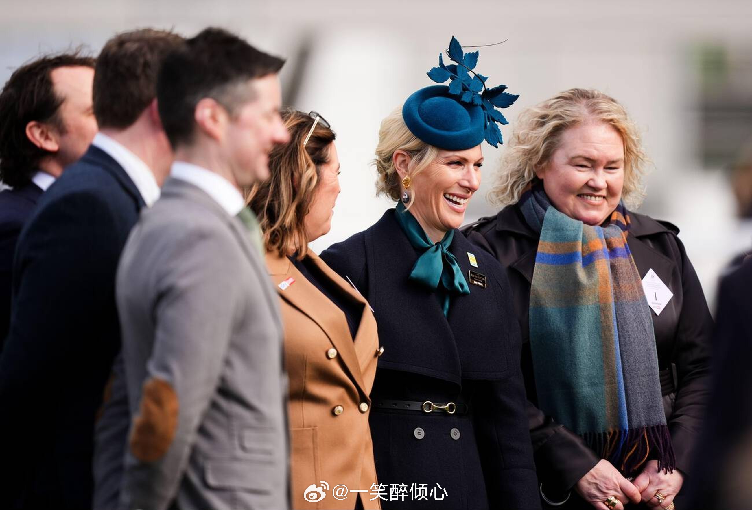 英国王室  今天扎拉廷德尔和迈克廷德尔在切尔滕纳姆赛马场参加2026年度切尔滕纳