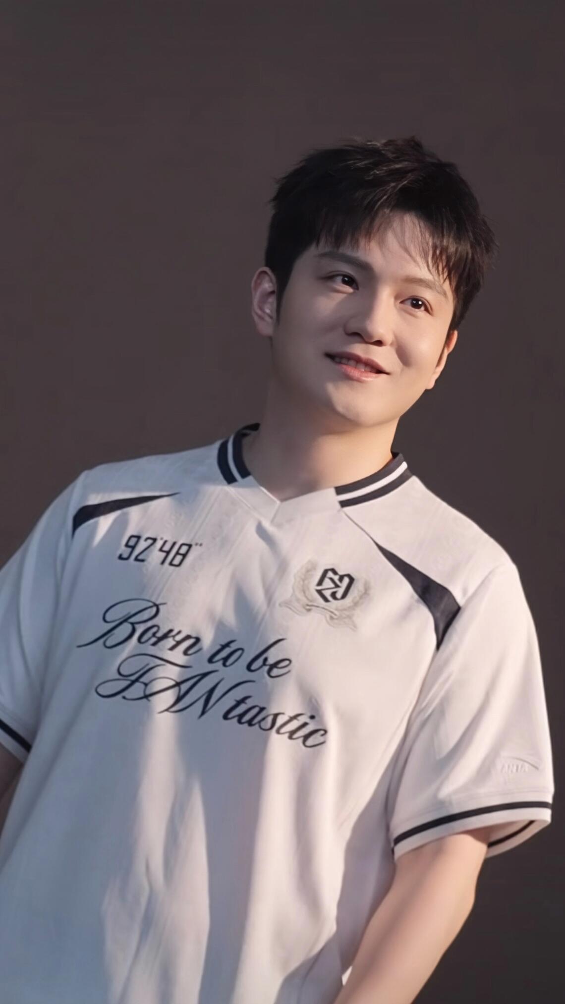 樊振东 球场上锋芒万丈，生活里温柔坦荡。 