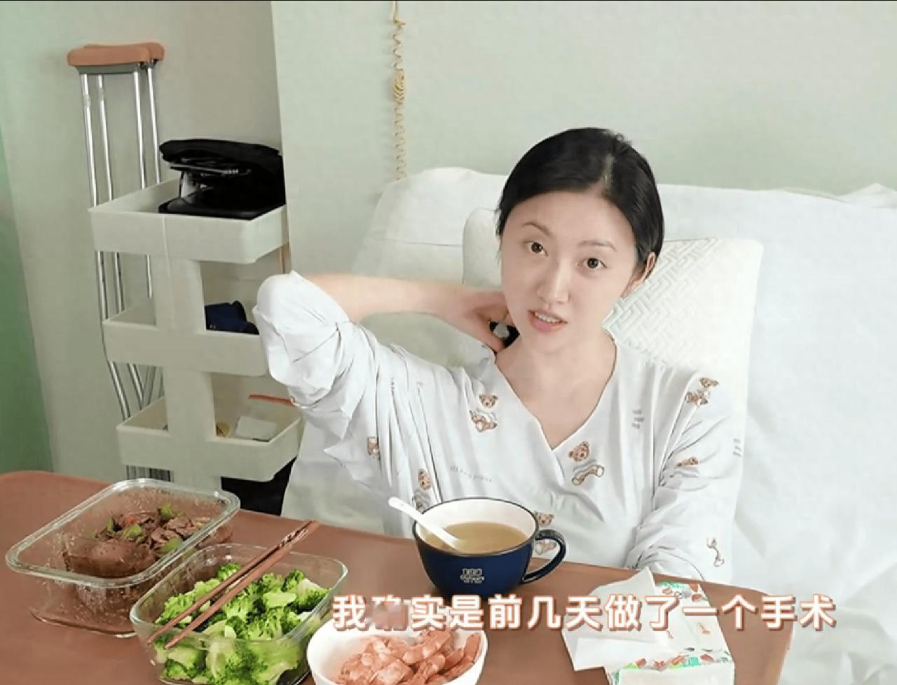 11月4日，景甜工作室通过视频向公众通报了景甜的近况，透露她近期因手术而减少了公