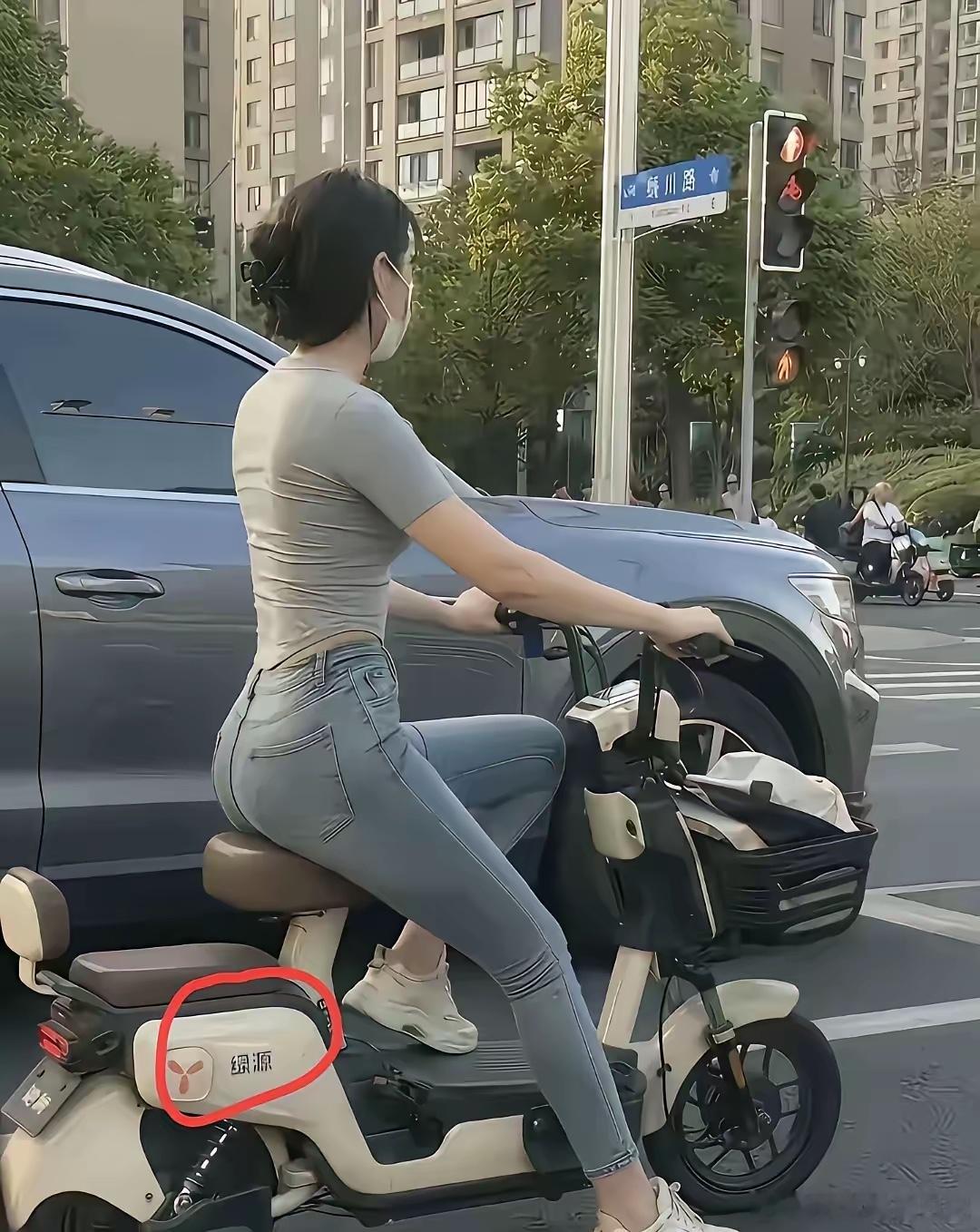 就姐往那里一站，开大奔的人都目不转睛，这就是气场呀！ 