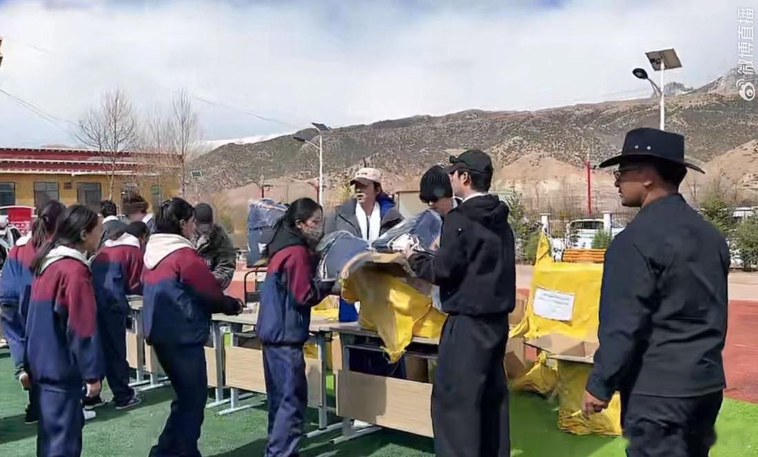 十个勤天送校服 这场跨越山海的相聚终于等到了，十个勤天带着爱心校服重返囊谦。和木