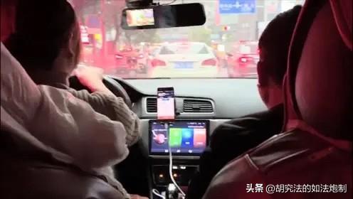 这女人好有心机！上海，一36岁女子离异带着女儿，乘顺风车认识了23岁退伍男子。两