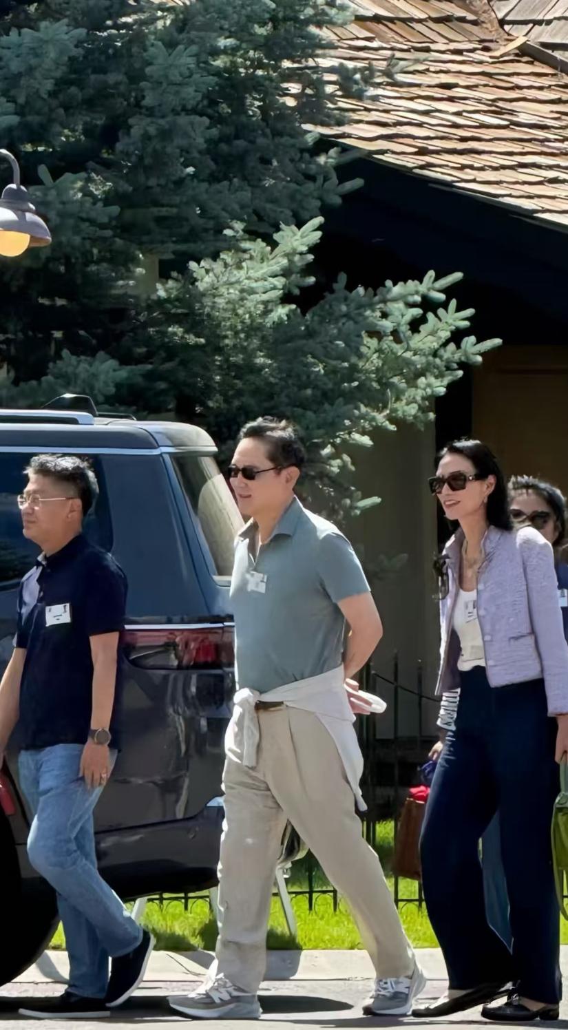 邓文迪跟李在镕走一起，她的仪态好凌厉，看着好干练啊，能跟大佬混圈交朋友，真是非常