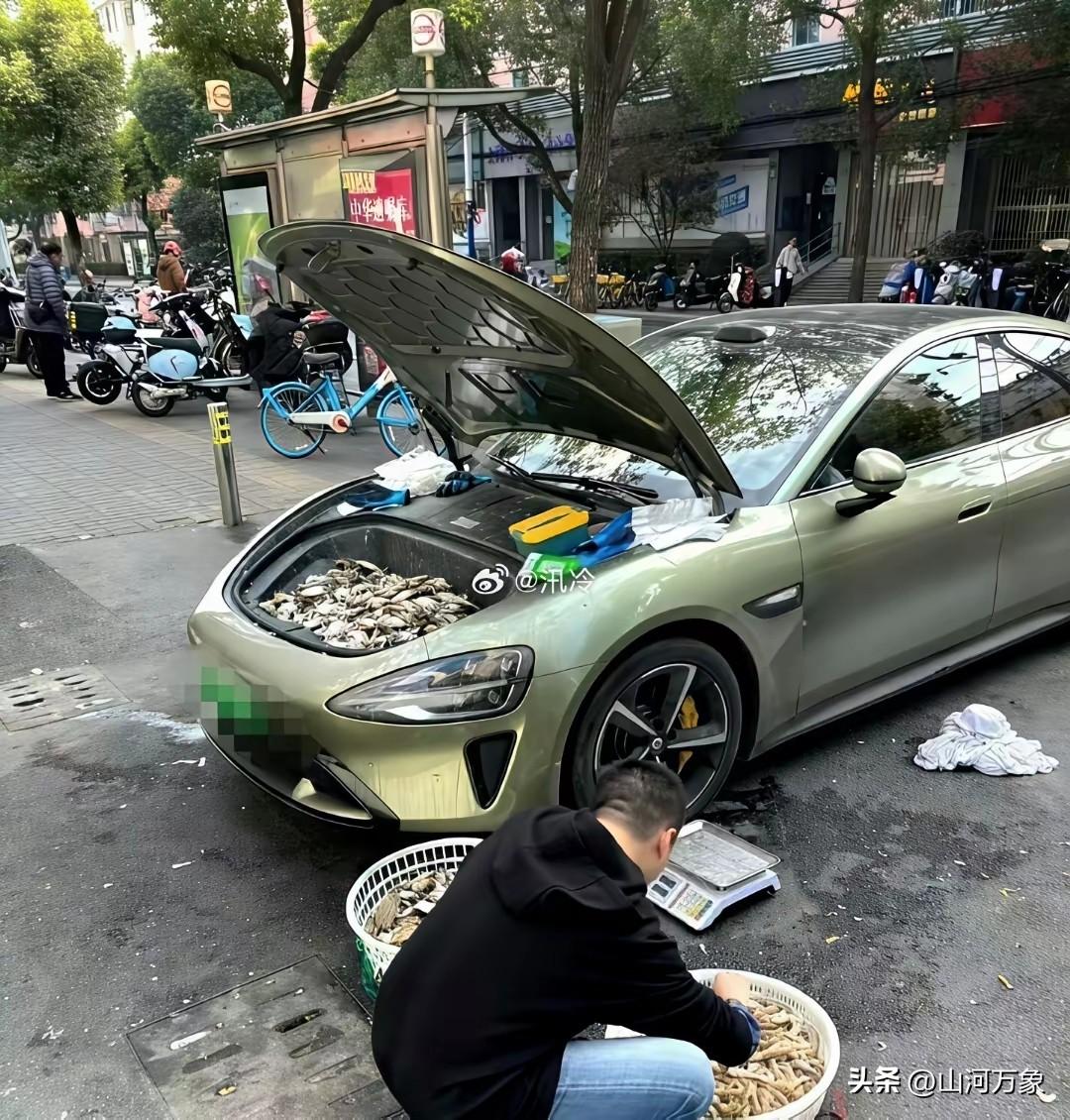 这车主着实给雷军小米SU7“走了个面儿”，只有小米电动汽车前面可以装螃蟹！