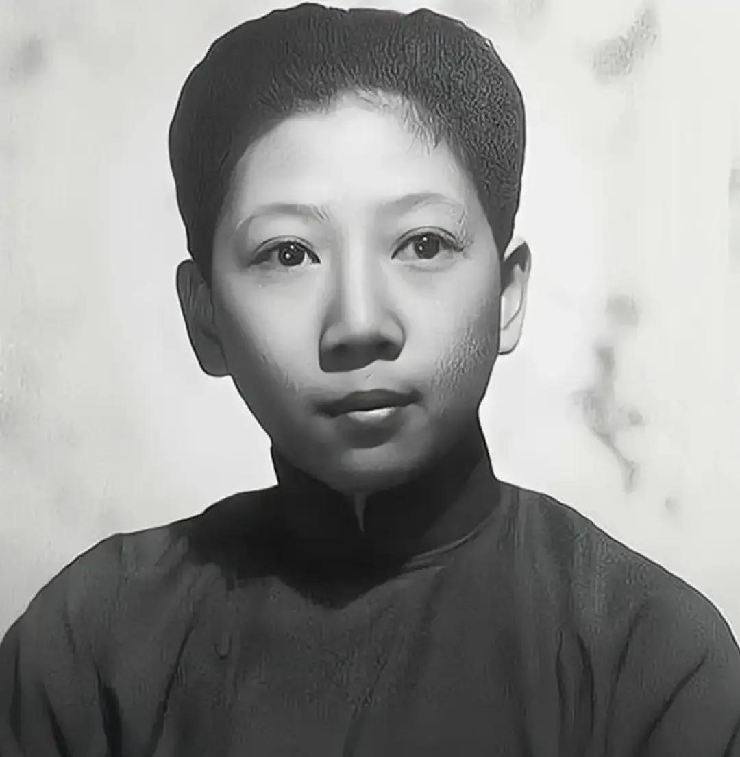 1946年，南京街头，一个穿旗袍的女人被人摸了屁股。换作别人，可能骂两句就算了。