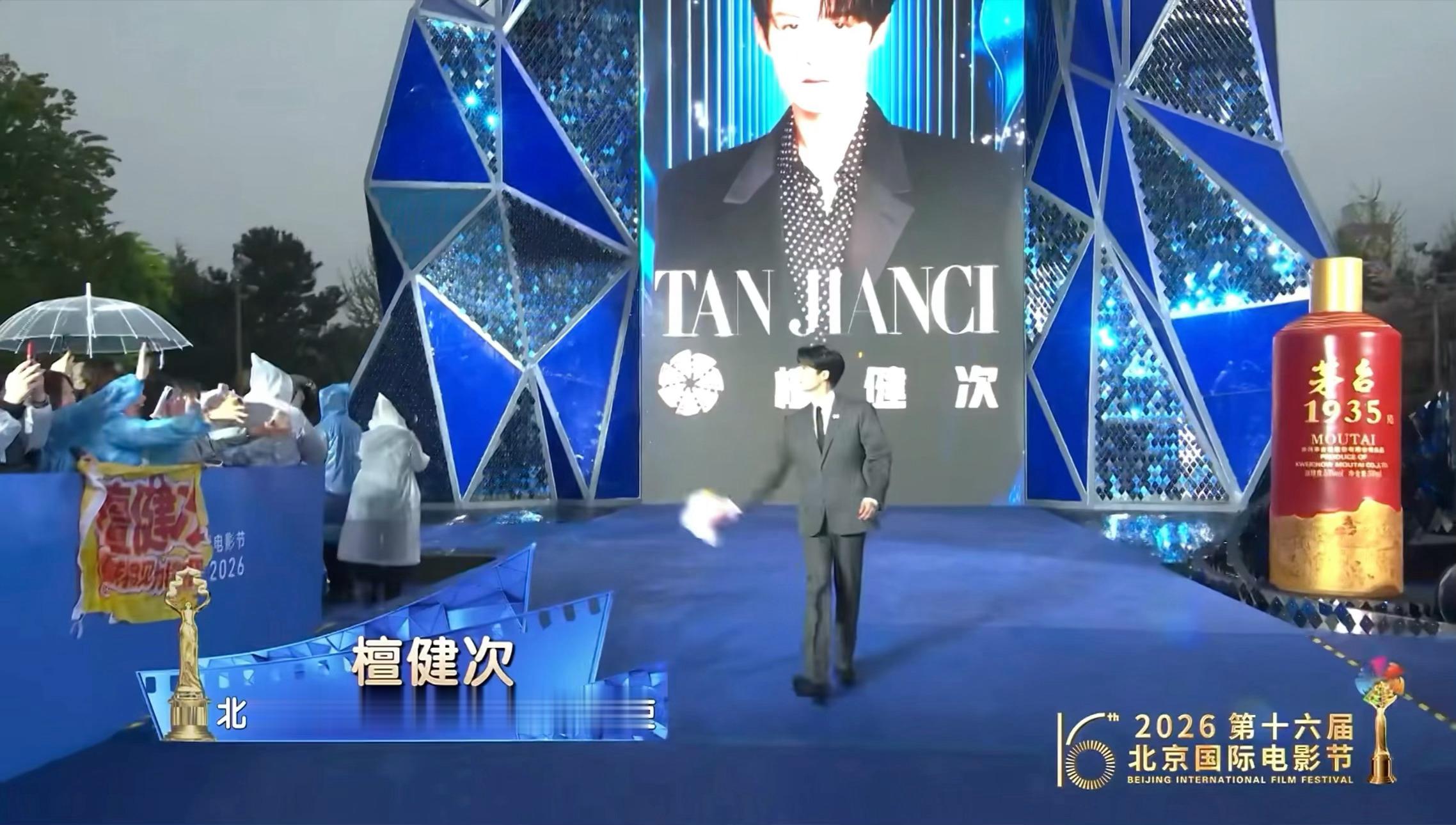 太宠了吧老公，拿着玩偶入场，看到旁边有小炭火，直接把玩偶抛给小炭火了肥水不流外人