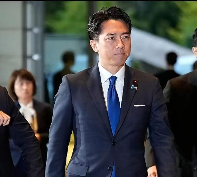 日本防卫大臣小泉进次郎刚刚在新闻发布会上宣布：“中国必须就为何将防卫研究所等日本