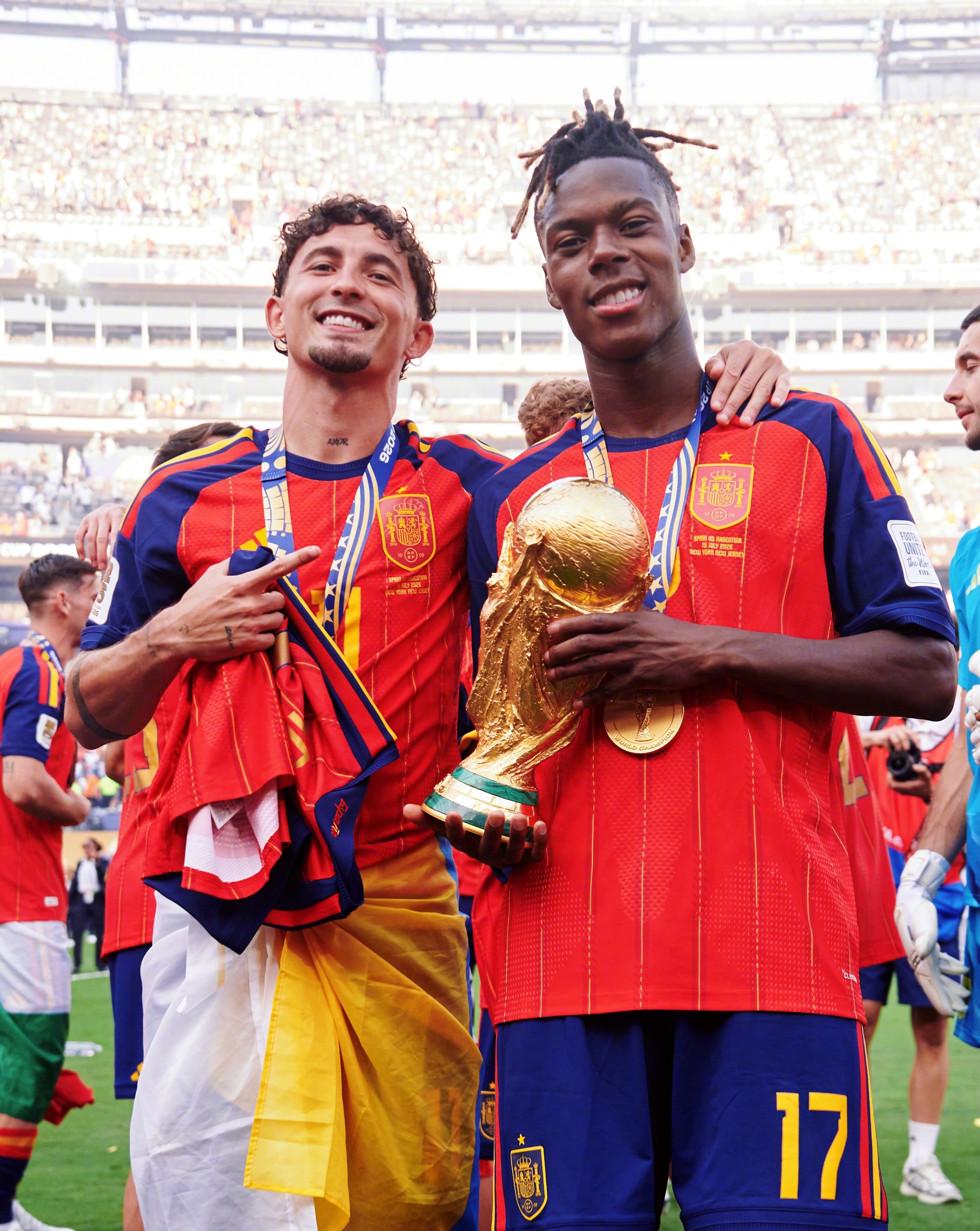 2026 世界杯冠军🏆西班牙🇪🇸队捧起大力神杯的瞬间。曾经的西班牙队颜值担