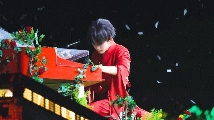 老师 我们家苏新皓直拍神视频有了  《愿与愁》直拍看一百遍都不够！红衣苏新皓坐在