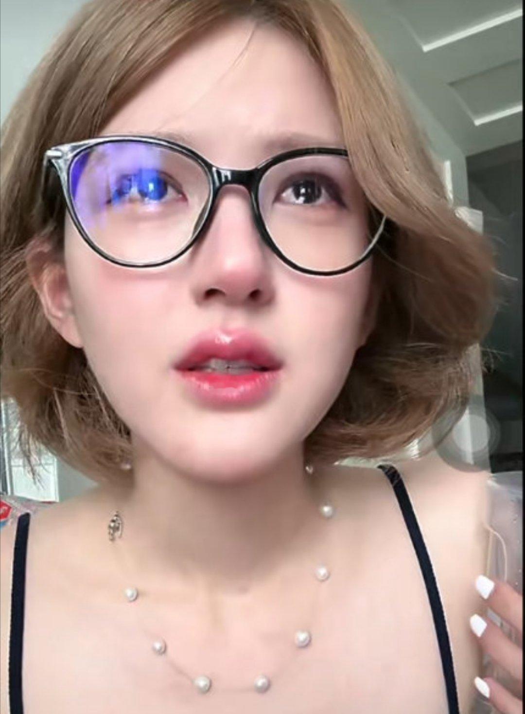 赵露思直播哭了，露思要注意休息，嗓子哑了可不能硬撑呀！[苦涩][苦涩] ​​​