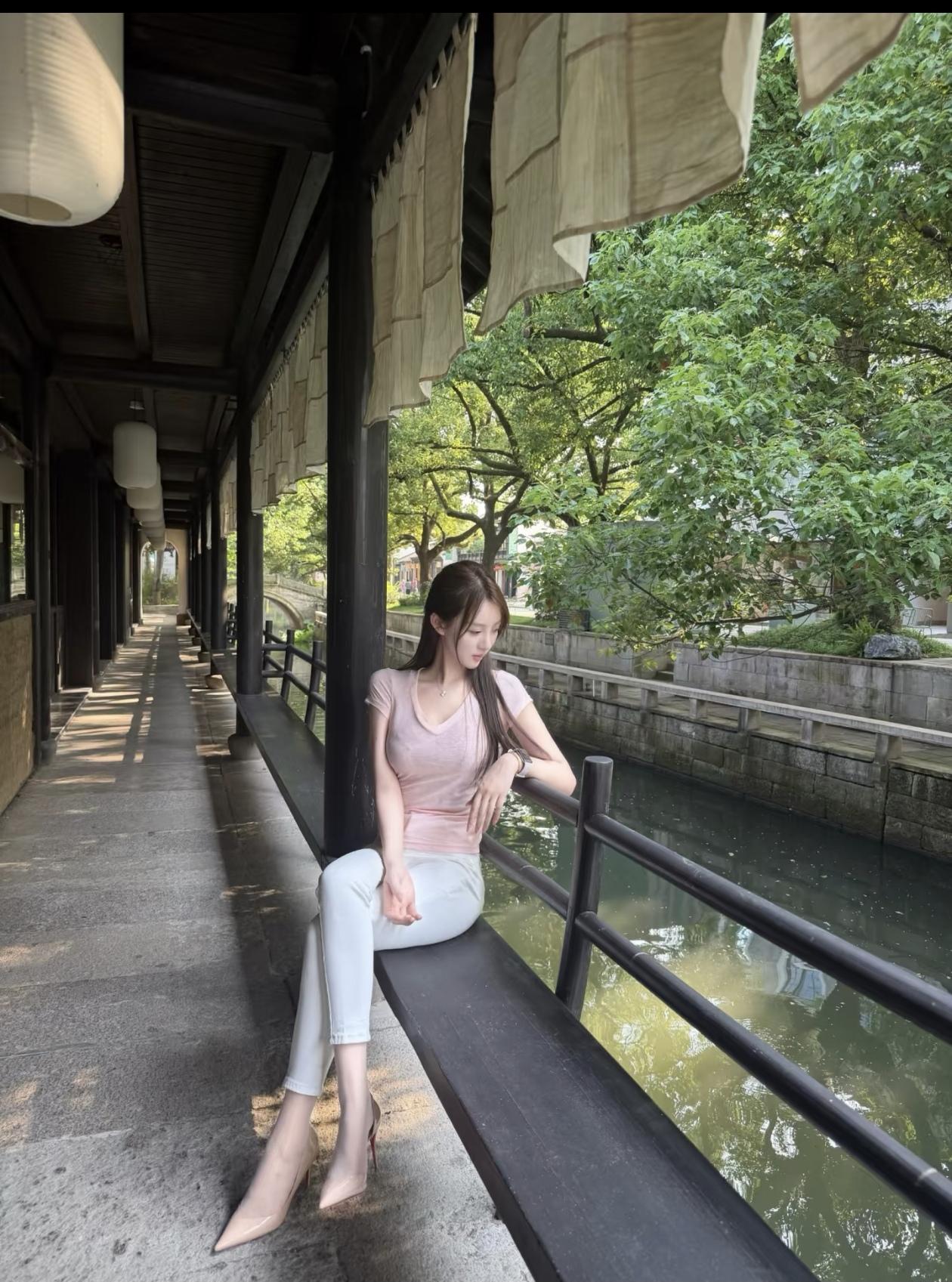 静坐河畔，感受时光的温柔