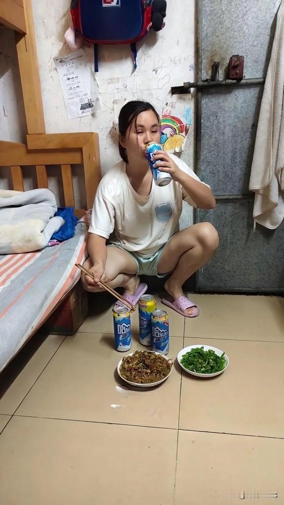 电子厂女工下班回来就要犒劳自己一下，整两个小菜几瓶啤酒喝起来，这就是打工人的生活