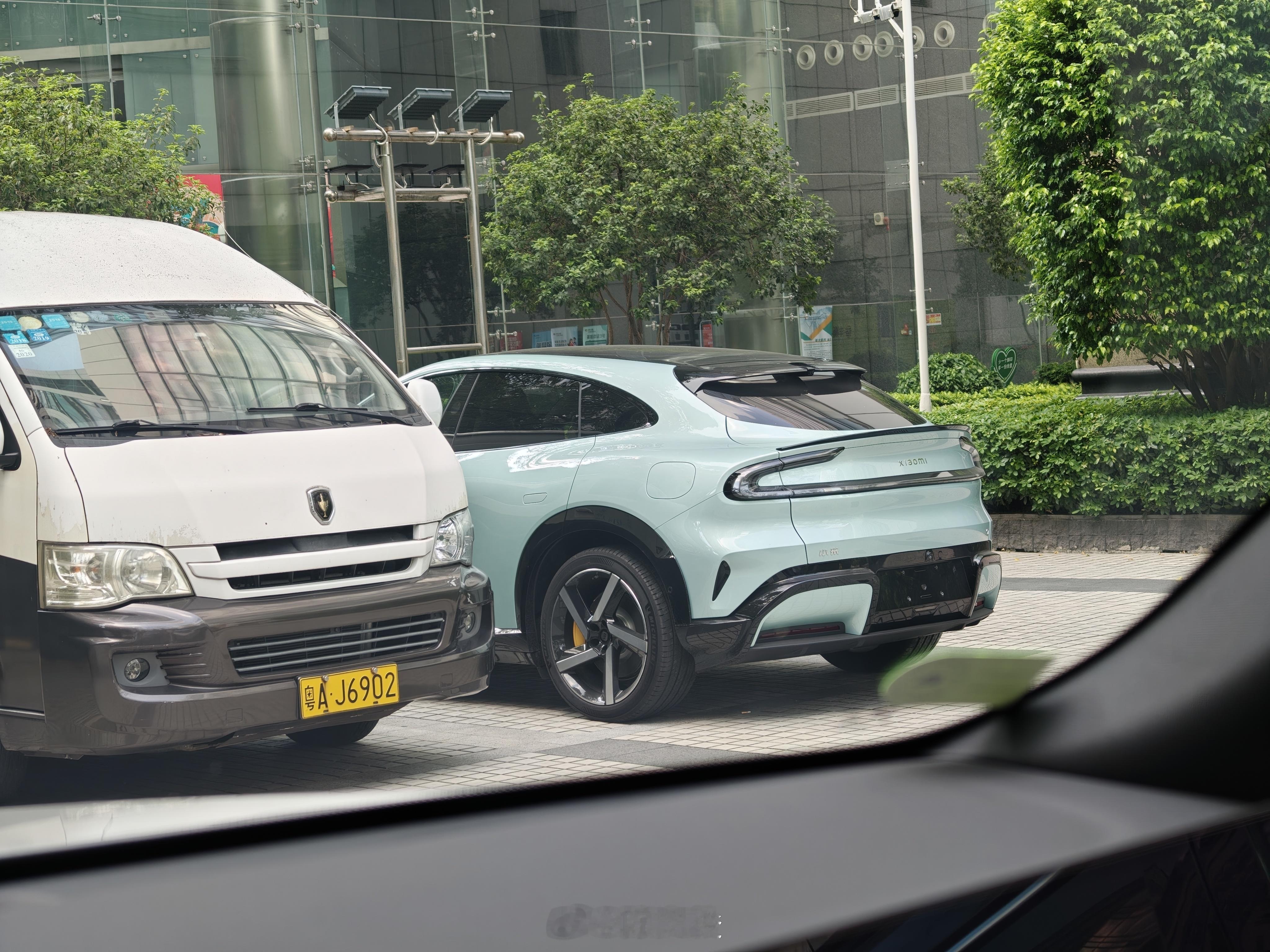 理想的桩真忙，不到一小时充电时间，四五辆车来充电，Yu7、问界、i8 都有，原来