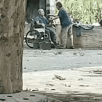 原本该携手一生的夫妻，竟被病魔变成仇人，这场景想想都让人唏嘘。就像小敏爸妈，一辈