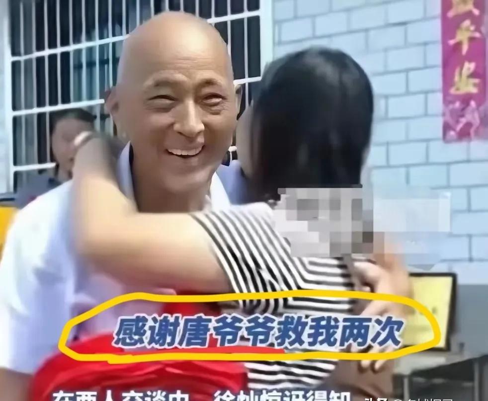 2024年，湖南发生一件暖心奇事：一位71岁大爷跳水砸窗勇救落水女司机，女子上门