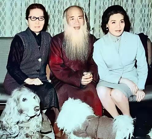 1922年，年仅15岁的黄凝素嫁给了张大千，婚姻期间，为他生育了八个子女，并抚养