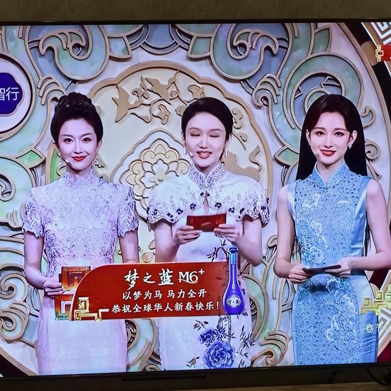 简直笑不活了
这三个主持人一起出来的时候
我80岁的老奶奶，突然说了一句话，她说