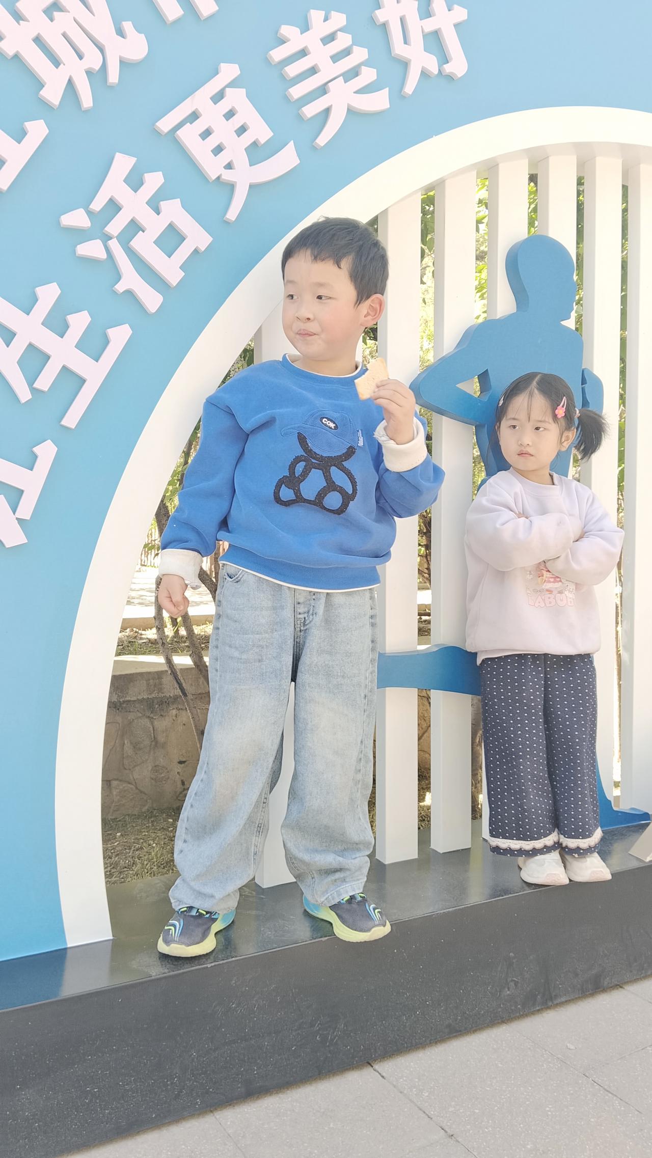 萌娃们与“生活更美好”的合影，童真满满！📸👧👦在这个充满生机的公园一角，萌